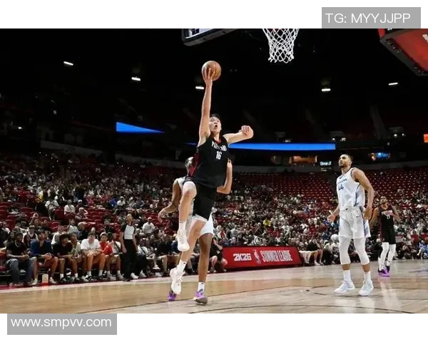 杨瀚森弧顶发牌惊艳全场，篮板数据碾压对手，朱芳雨盛赞其为中国男篮未来希望